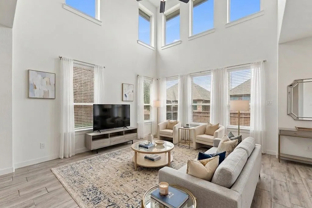 2737 Splendor Drive