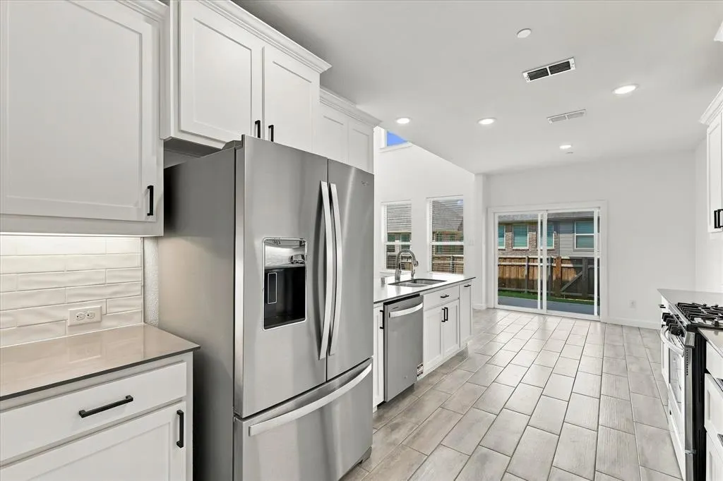 2737 Splendor Drive