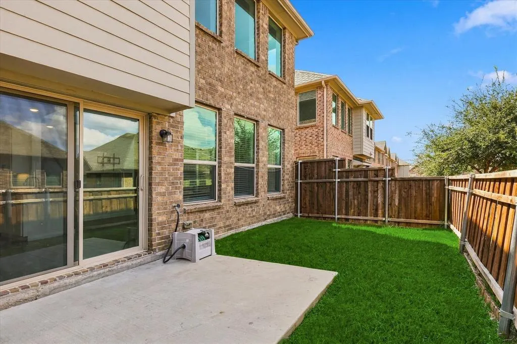 2737 Splendor Drive