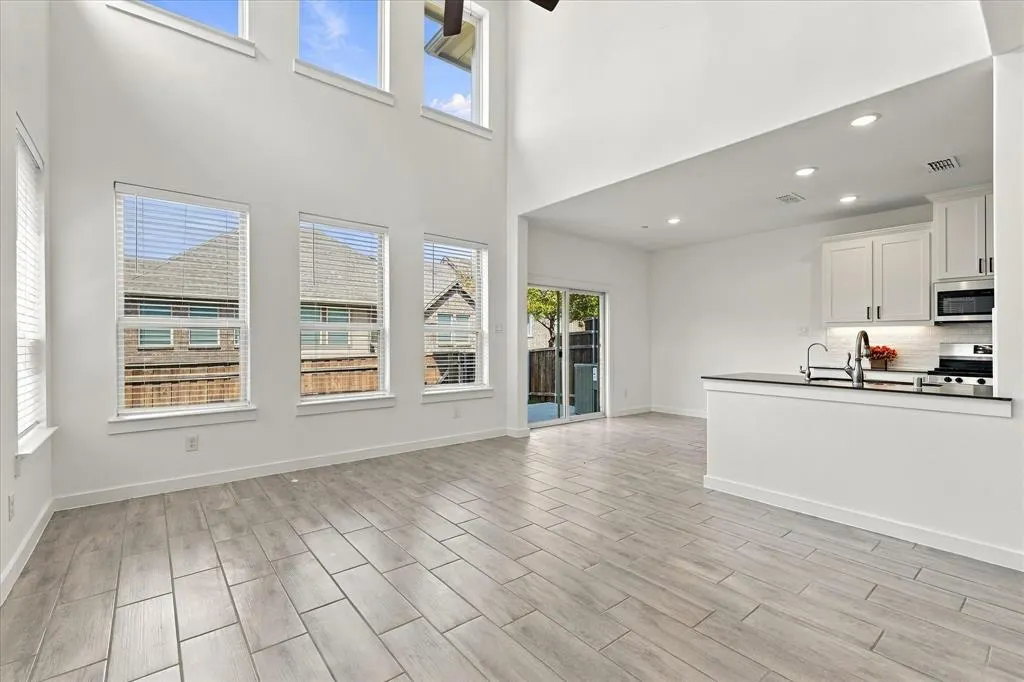 2737 Splendor Drive