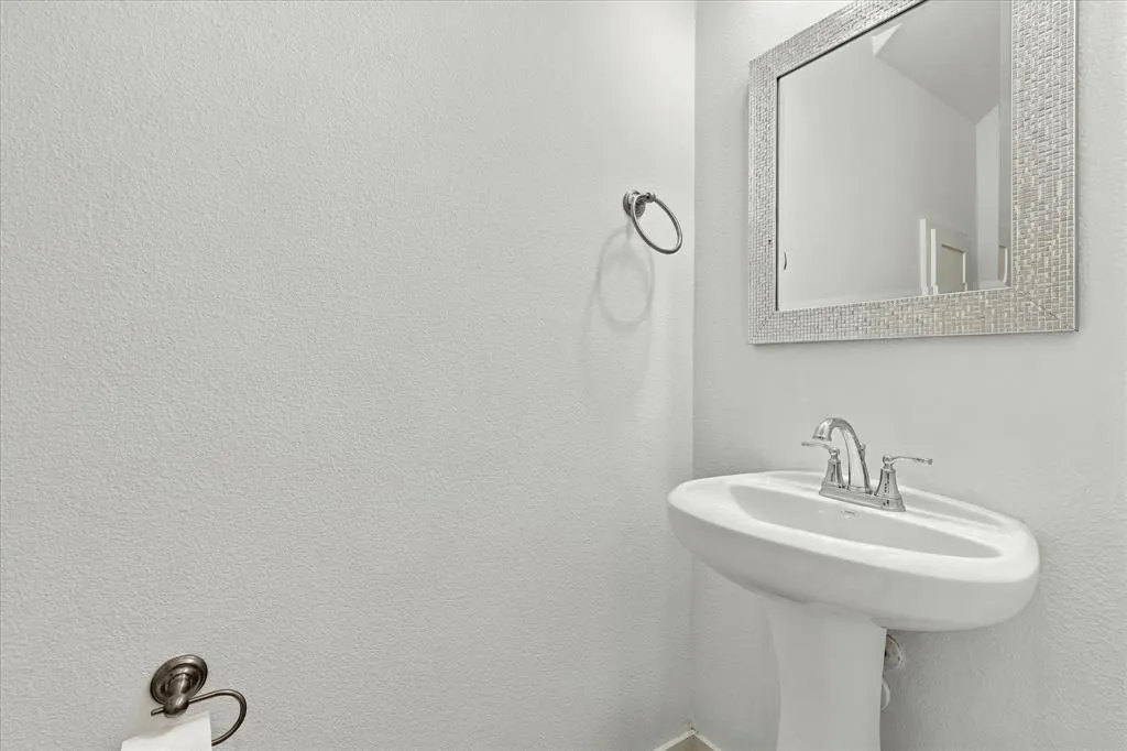 2737 Splendor Drive