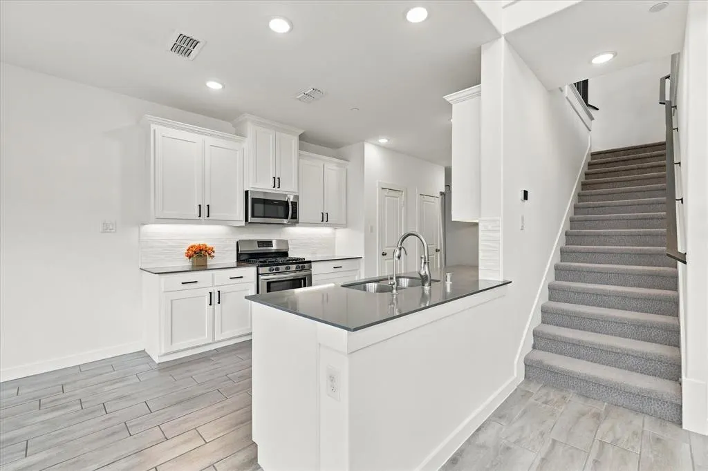 2737 Splendor Drive