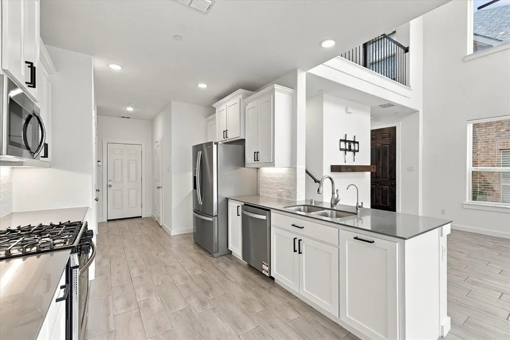 2737 Splendor Drive