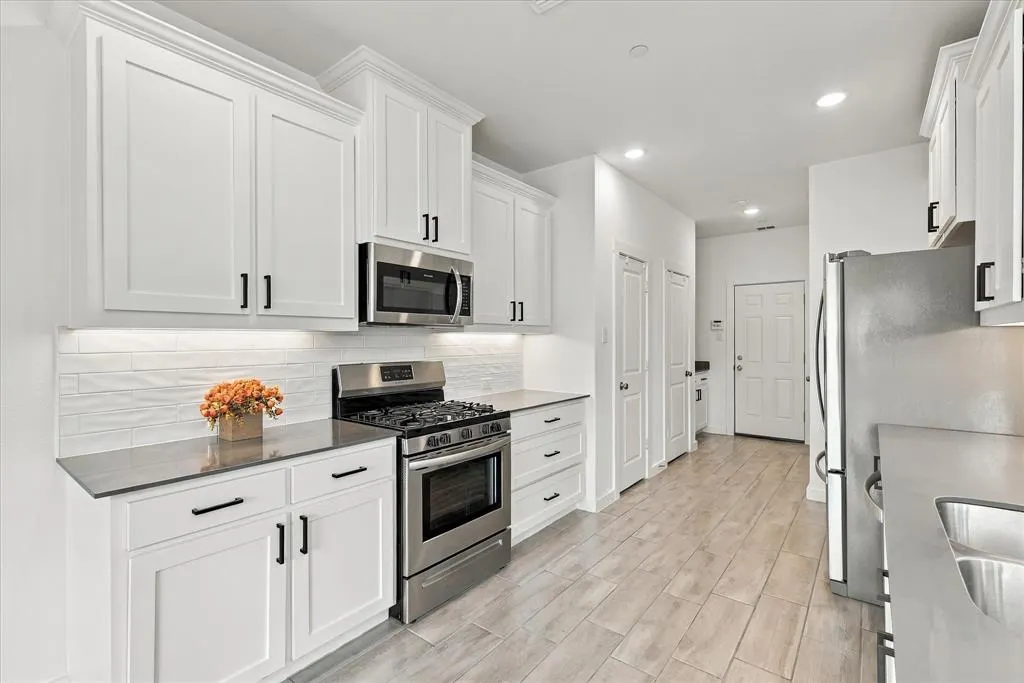 2737 Splendor Drive