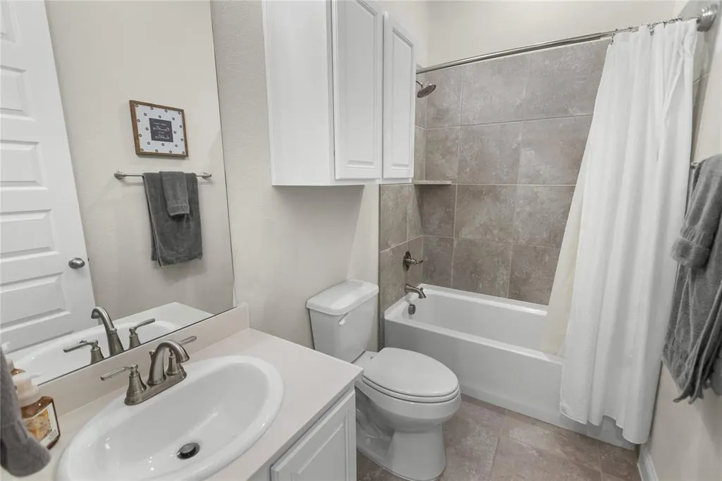2805 Lakeside Drive