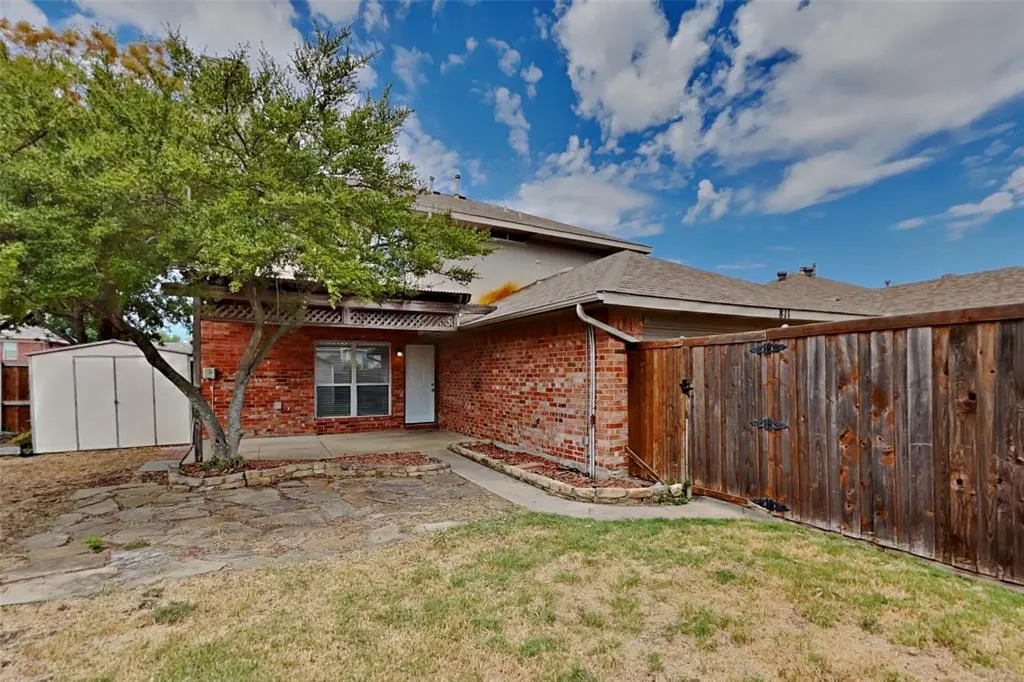 811 Rockefeller Lane