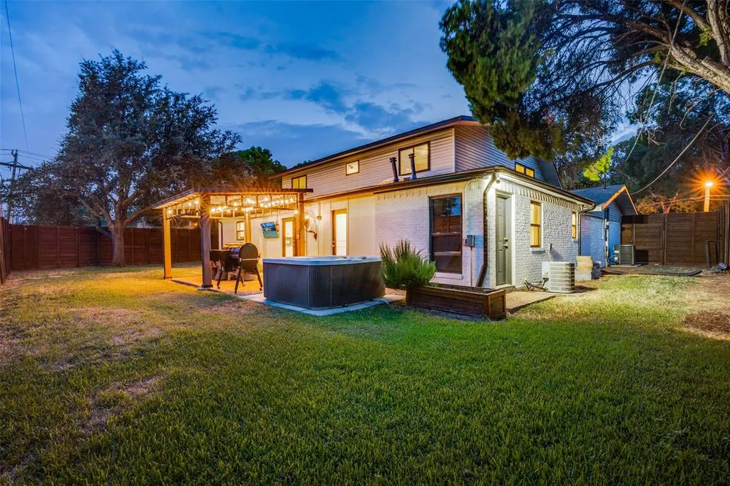1102 Woodland Way