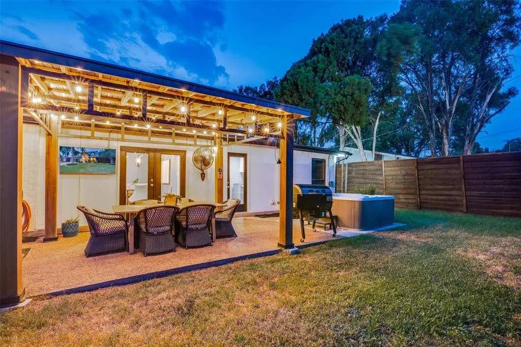 1102 Woodland Way