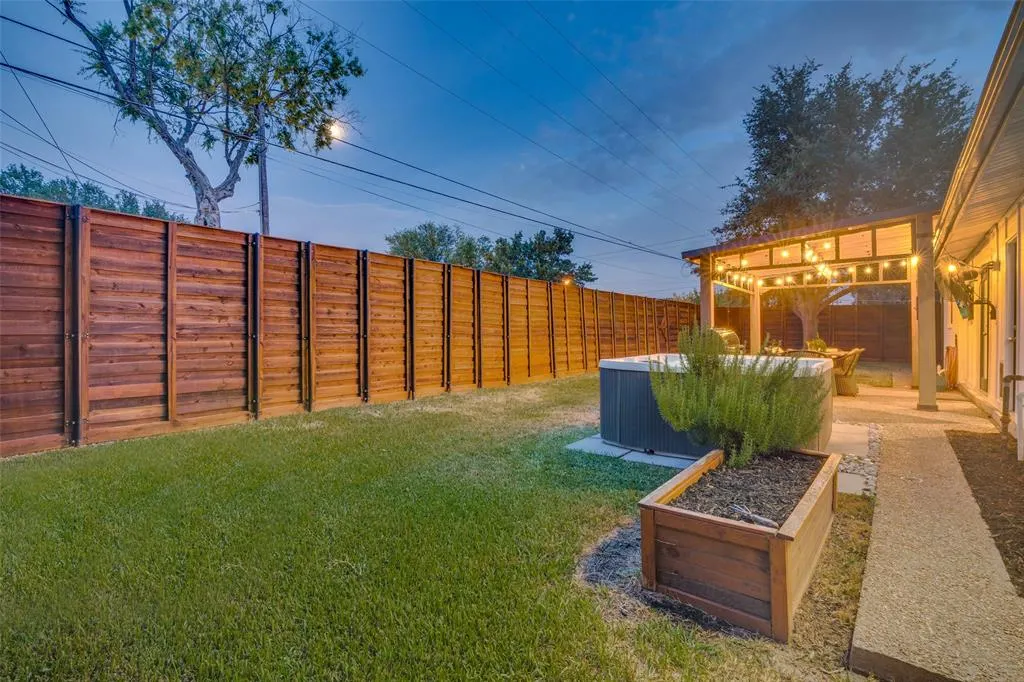1102 Woodland Way