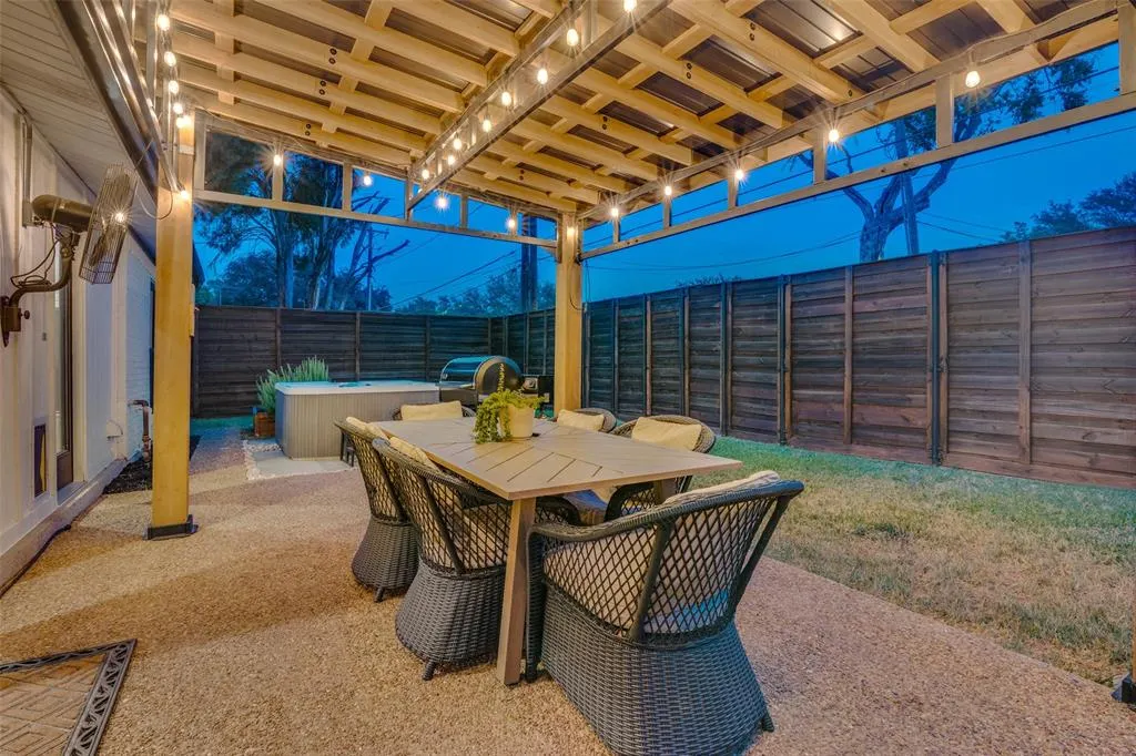 1102 Woodland Way