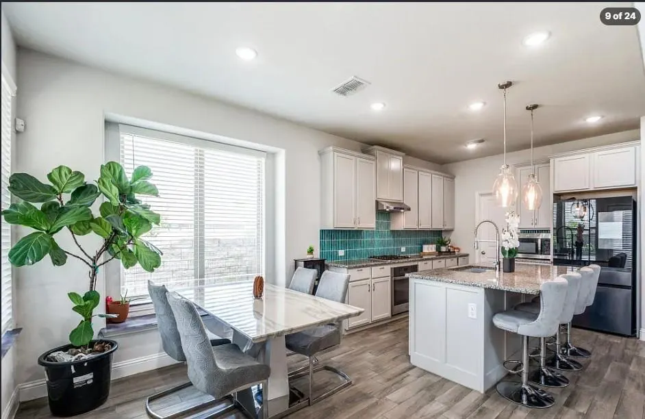 916 Azure Lane