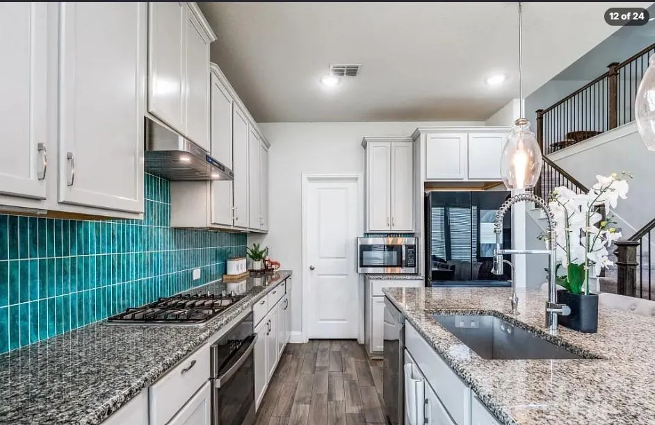 916 Azure Lane