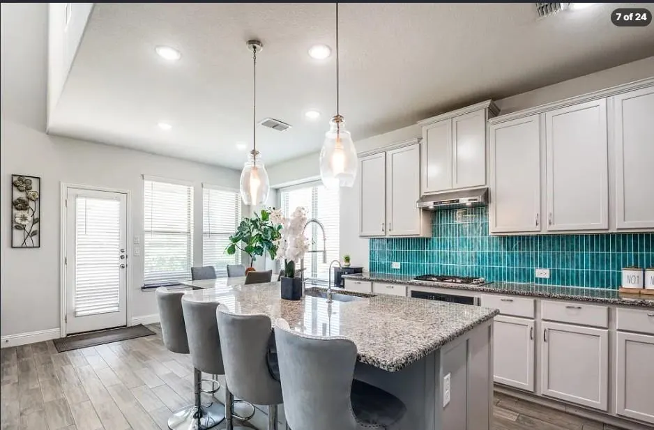 916 Azure Lane
