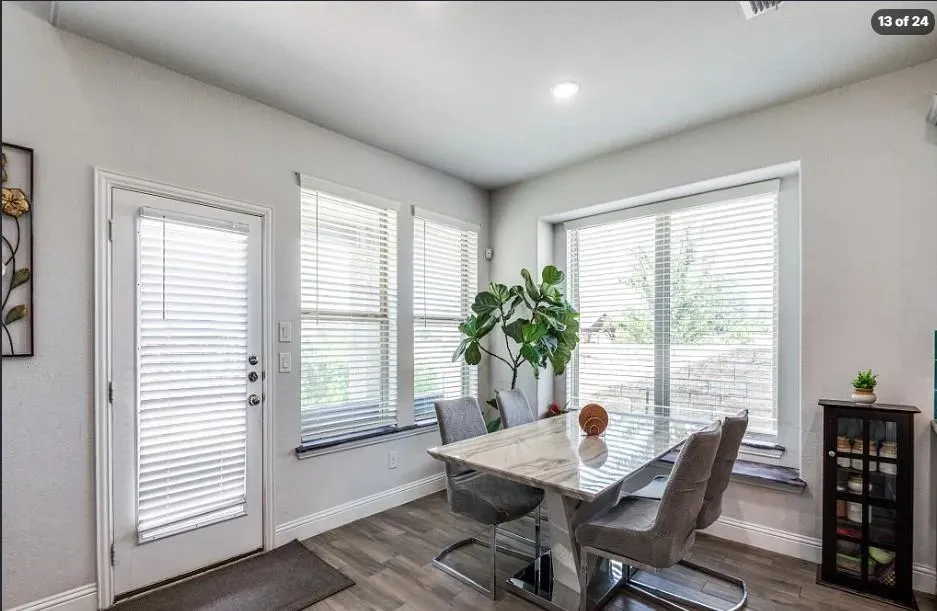 916 Azure Lane