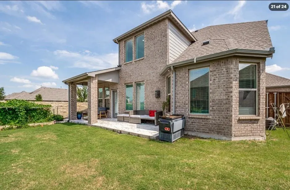 916 Azure Lane