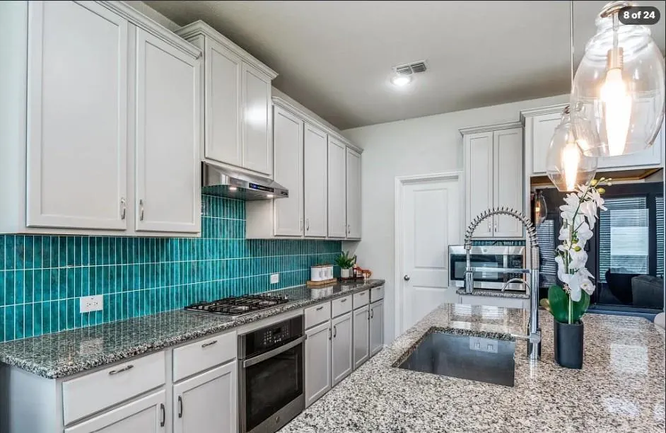 916 Azure Lane