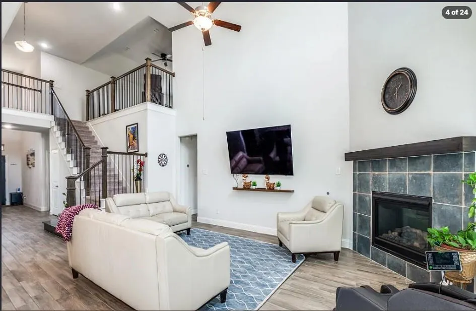 916 Azure Lane