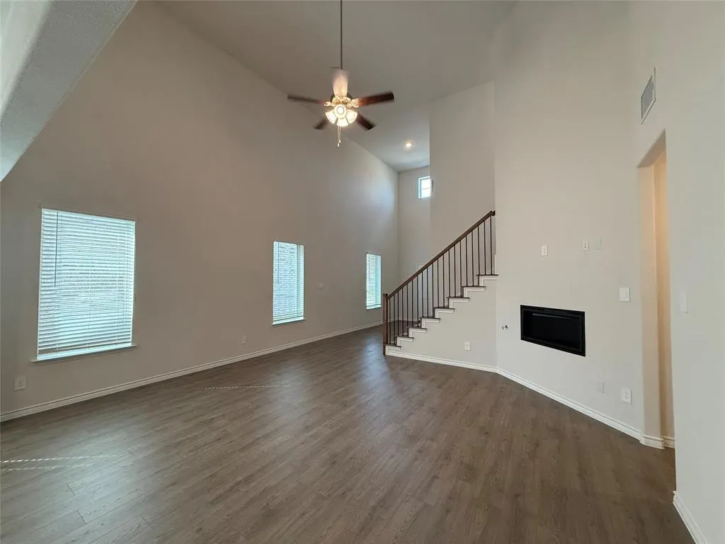 2033 Crockett Way