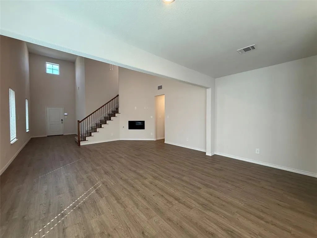 2033 Crockett Way