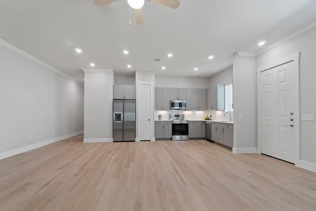 579 LLOYDS ROAD #1104A