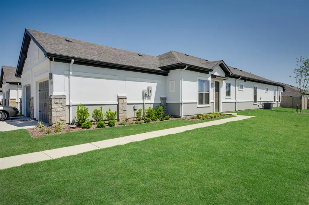 579 LLOYDS ROAD #905A
