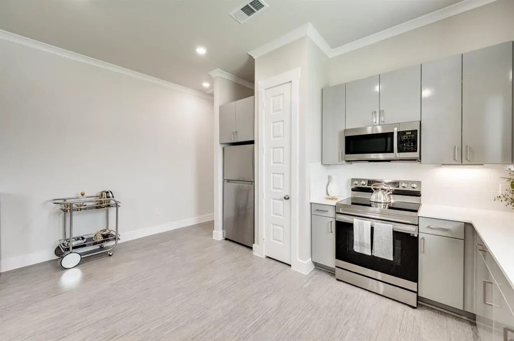 579 LLOYDS ROAD #905A
