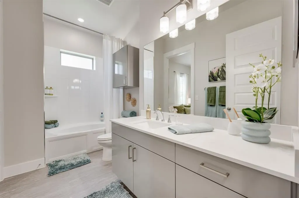 579 LLOYDS ROAD #905A