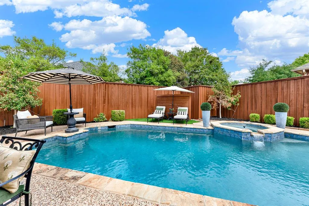 6429 GLENHOLLOW Drive