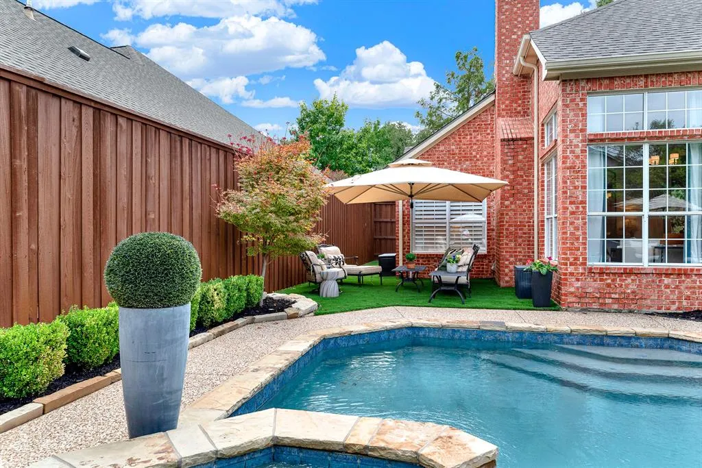 6429 GLENHOLLOW Drive