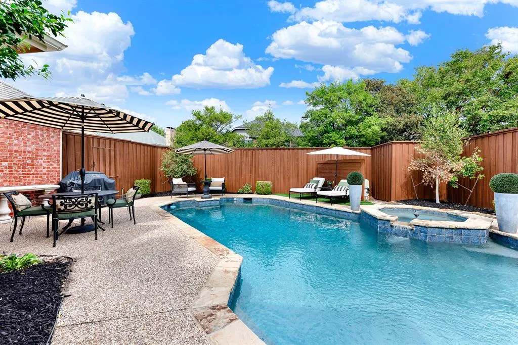 6429 GLENHOLLOW Drive