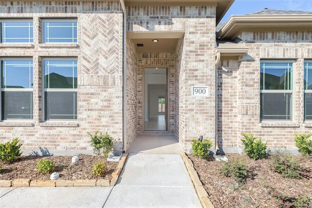 900 Twin Pine Court