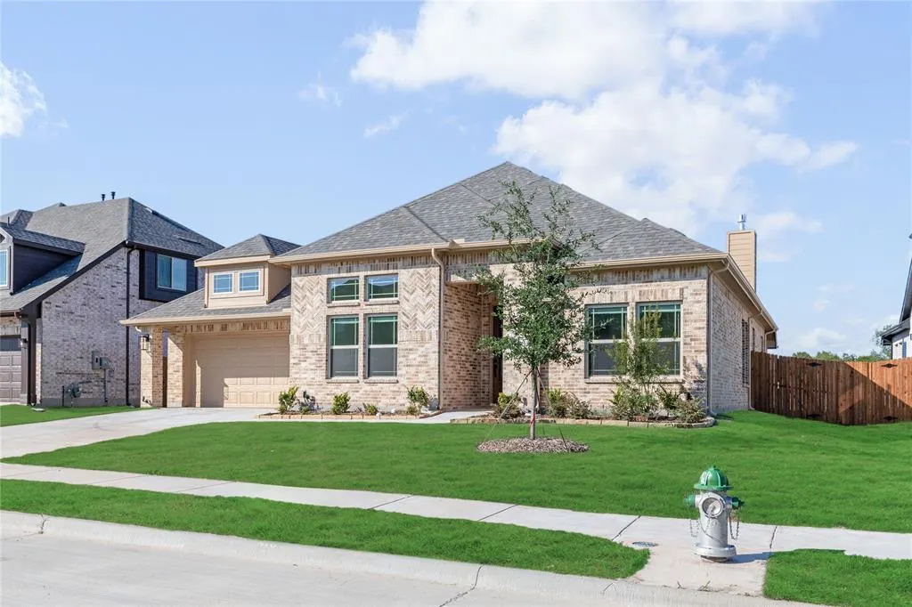 900 Twin Pine Court