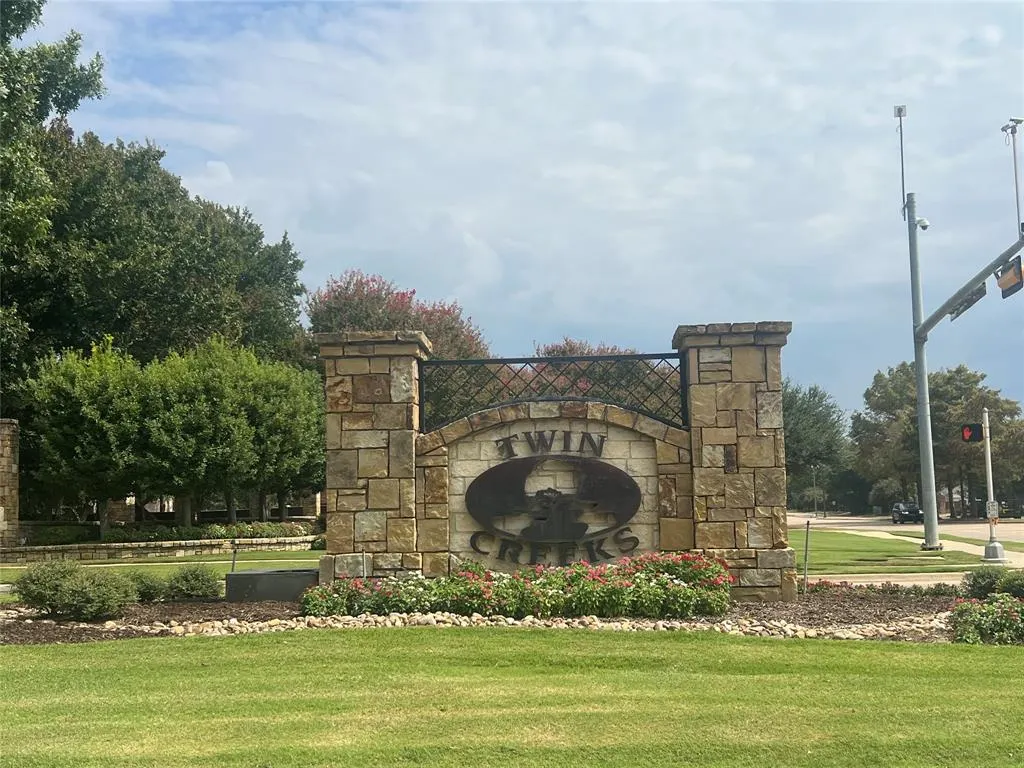 816 Rolling Meadows Court