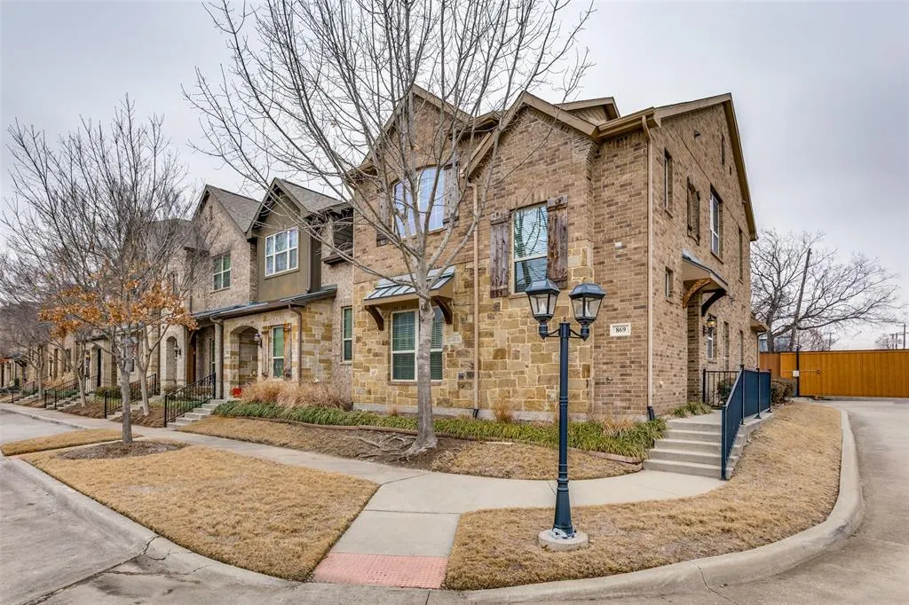 869 Rohan Drive