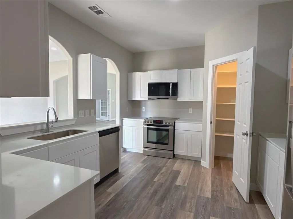 1913 Pin Oak Trail