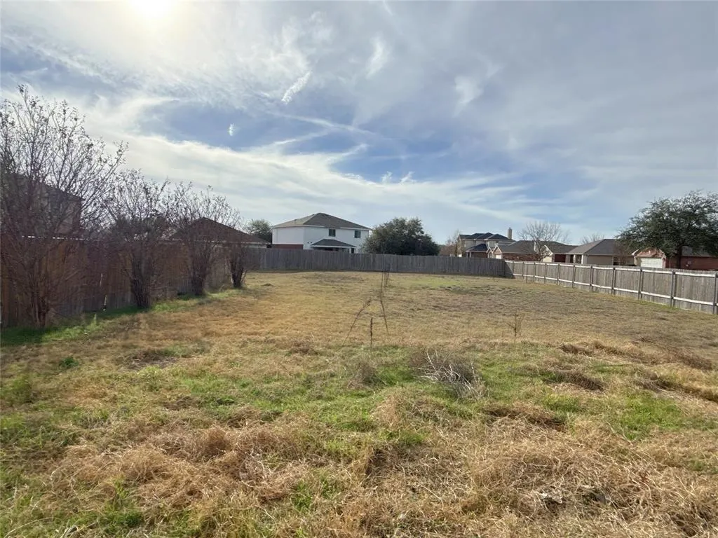 1913 Pin Oak Trail