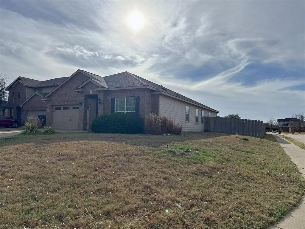 1913 Pin Oak Trail