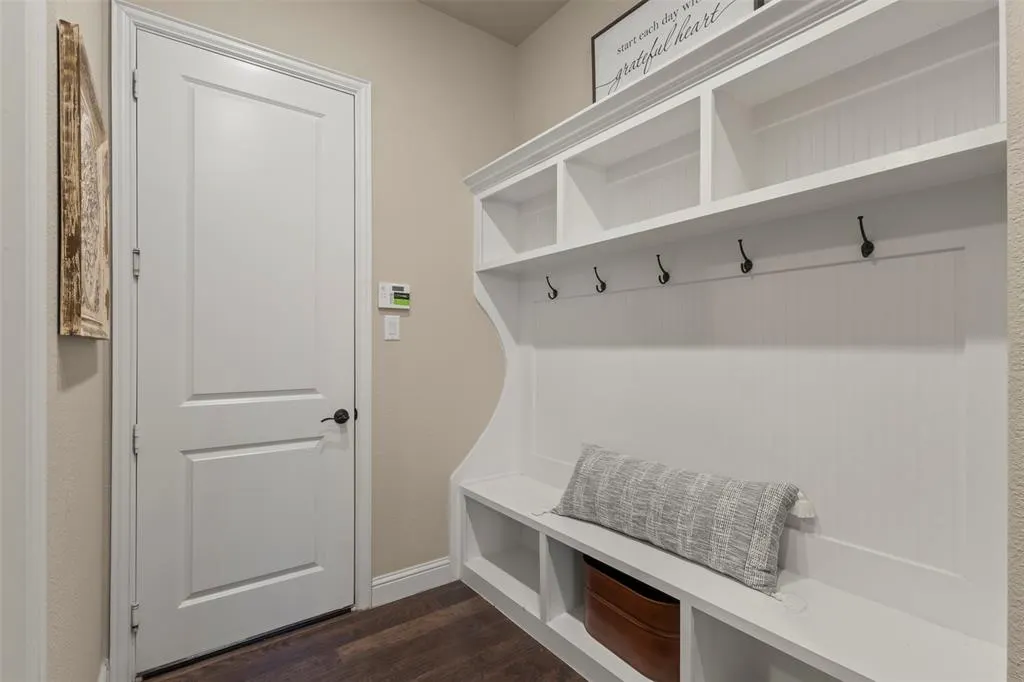 1611 Chisholm Trail