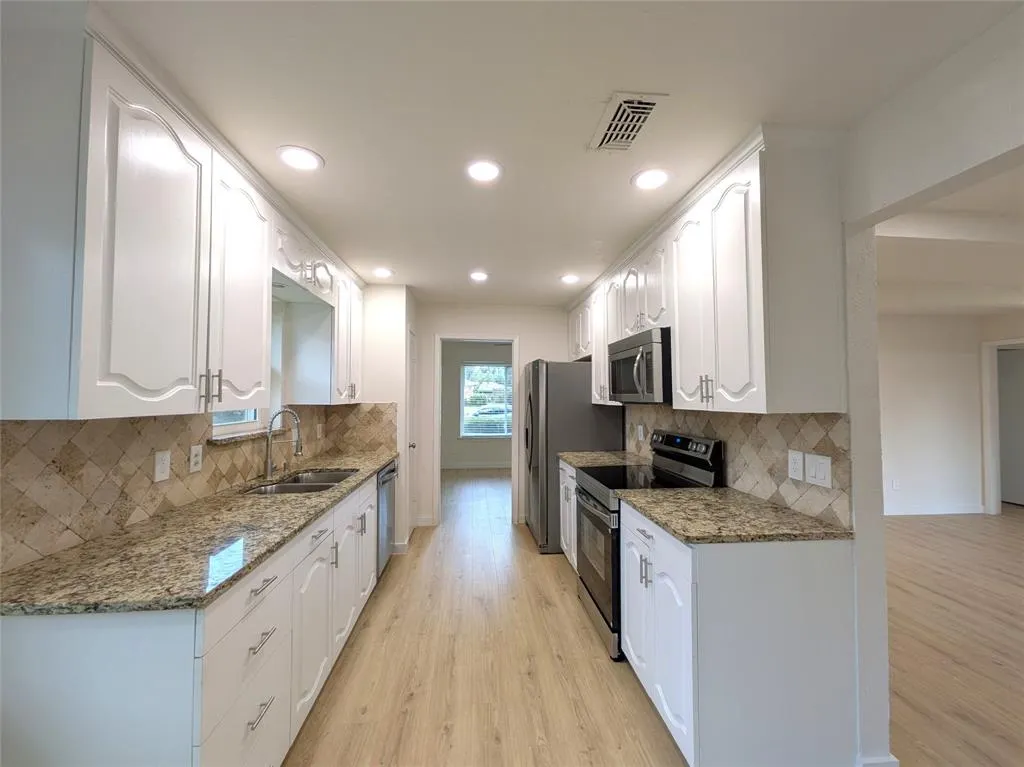 1400 Oakhill Drive