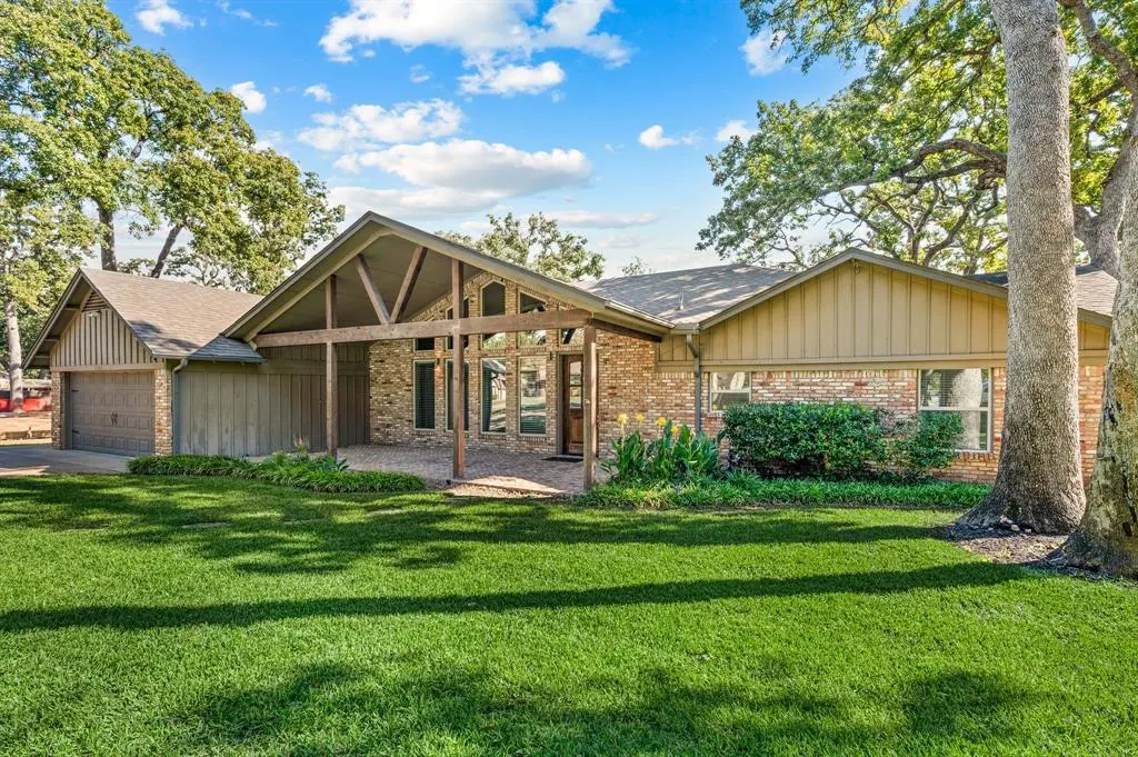 3504 Lakeridge Drive