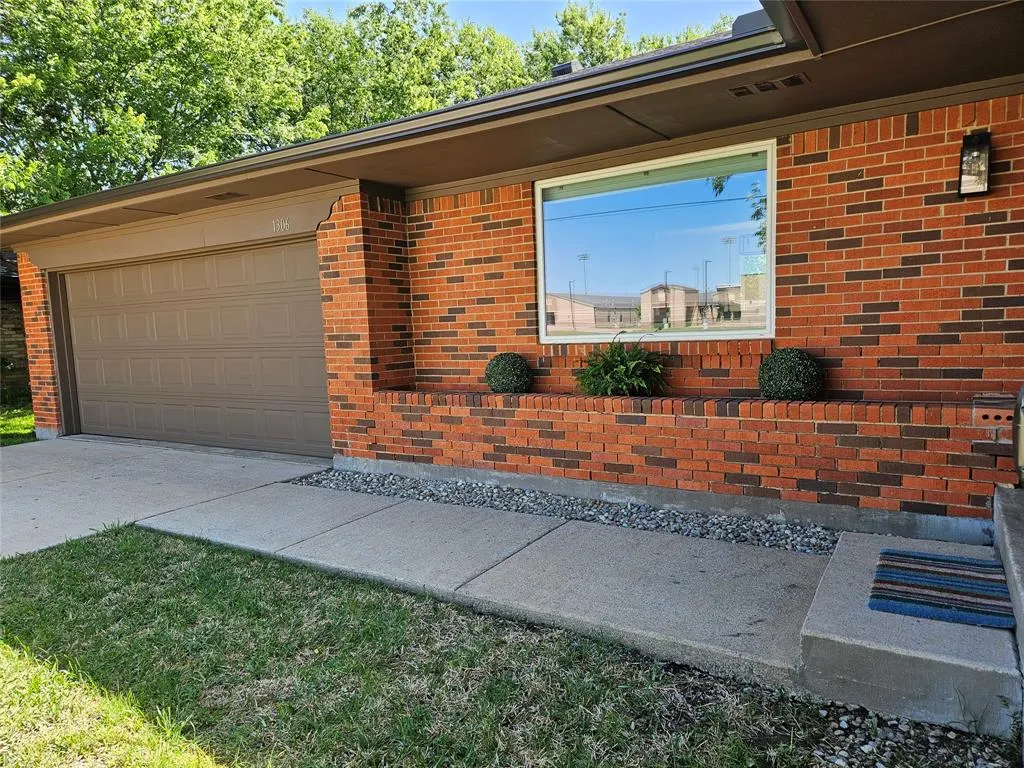 1306 N Powell Parkway