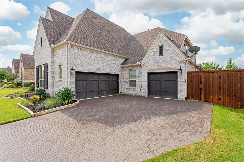 4431 Woodbine Lane