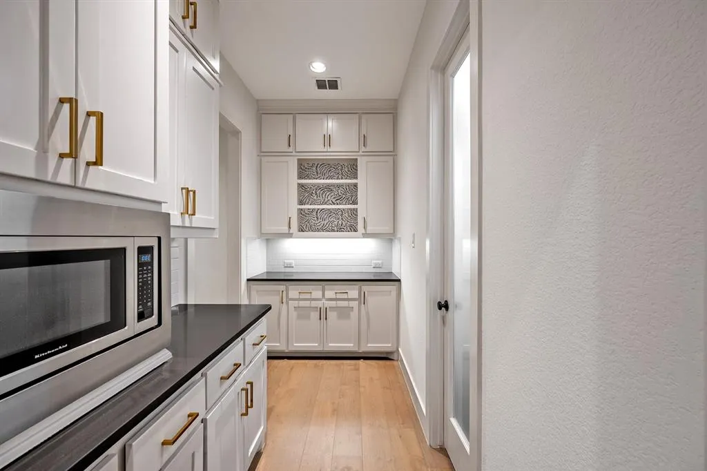 4431 Woodbine Lane