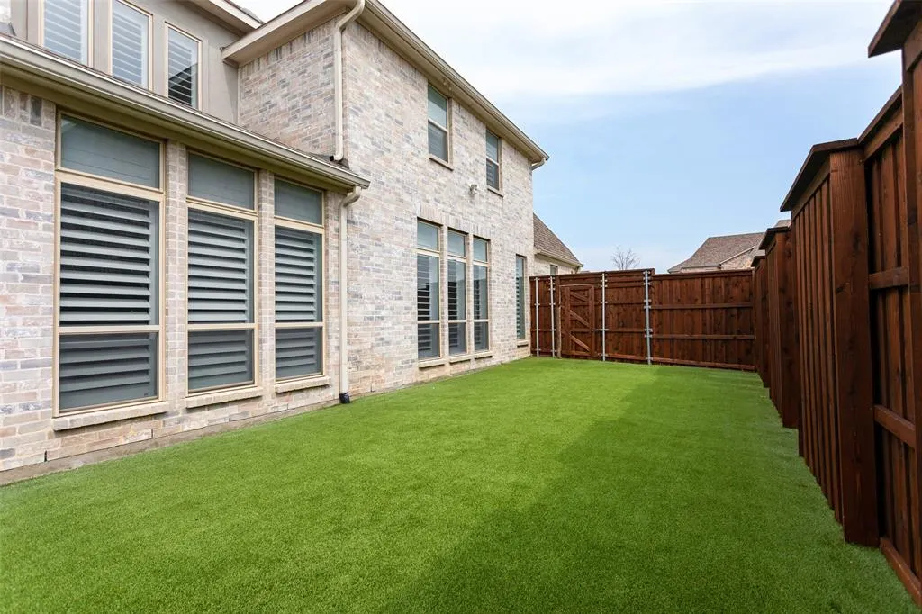 4431 Woodbine Lane