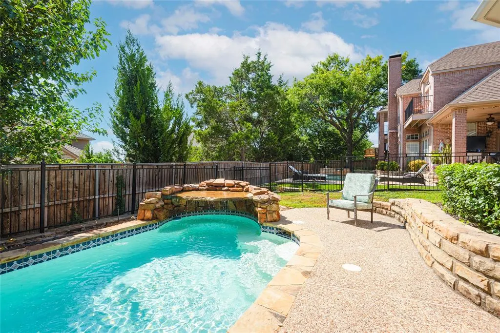 909 Hills Creek Drive