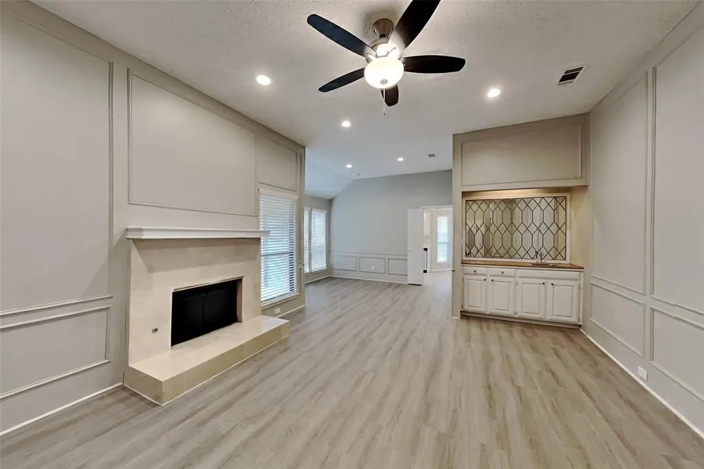 1100 Pin Oak Lane