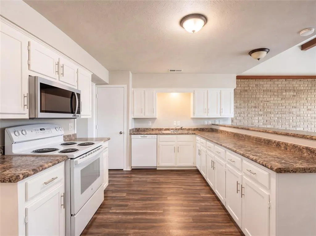 1800 Camelot Cove