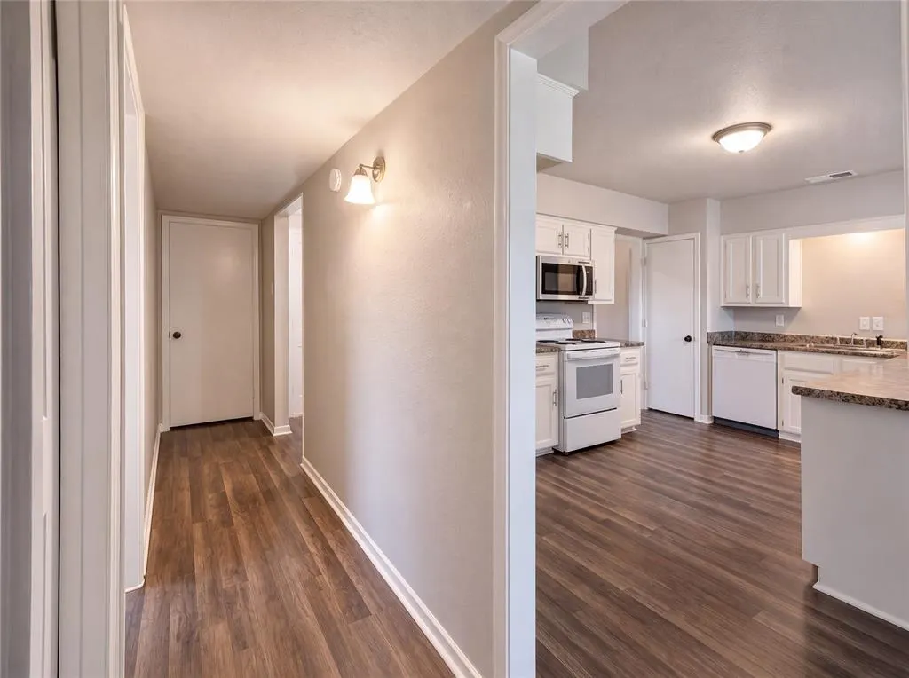 1800 Camelot Cove