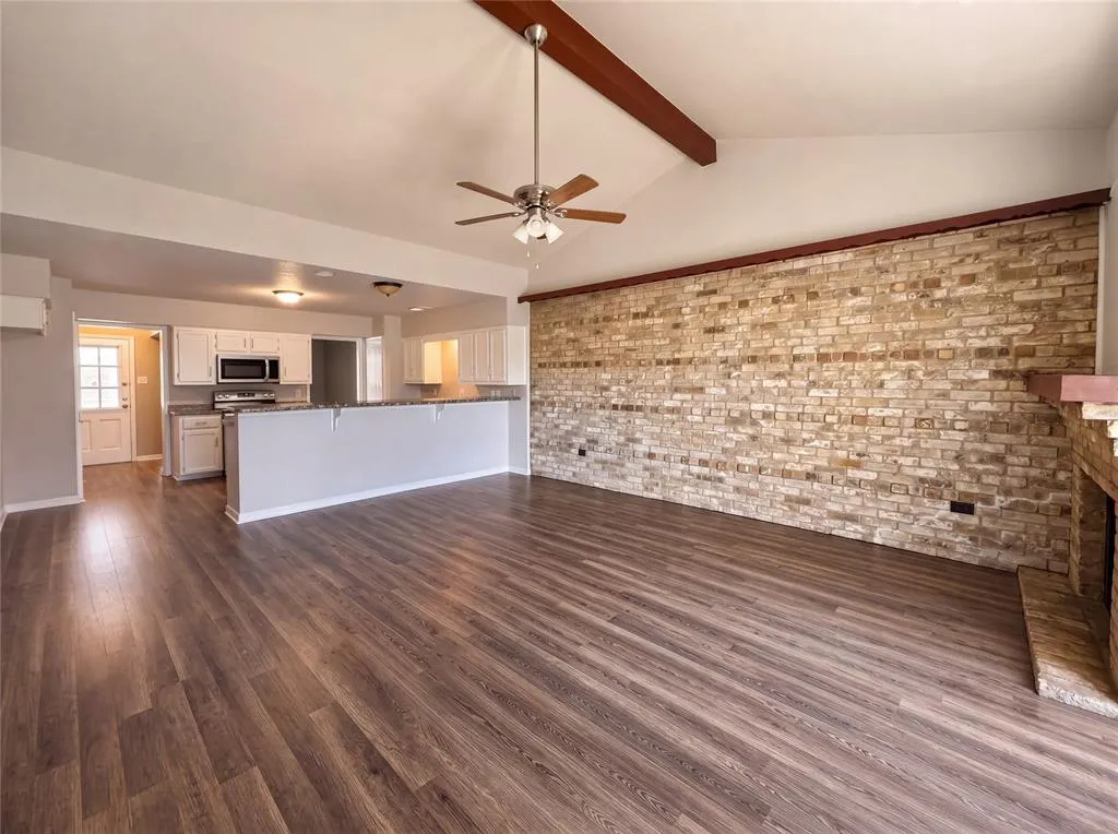 1800 Camelot Cove