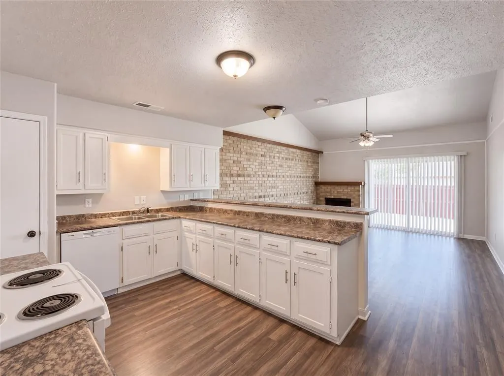 1800 Camelot Cove